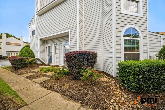 Foto del edificio - 2 Bed 2.5 Bath renovated townhome Virginia Beach