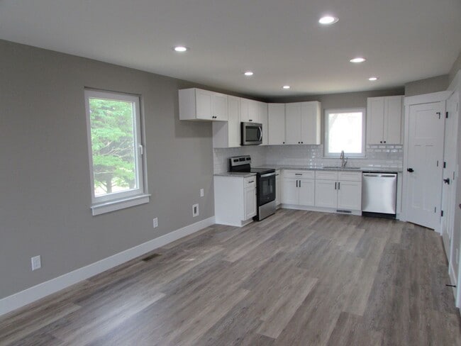 Building Photo - Brand new 3 bed/2.5 bath duplex located in...