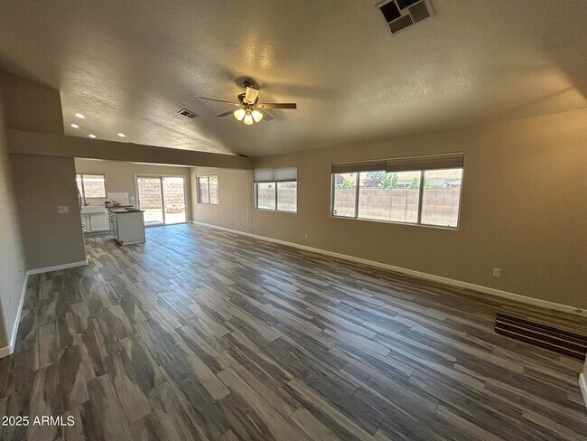 Foto del edificio - 21617 N 30th Ave