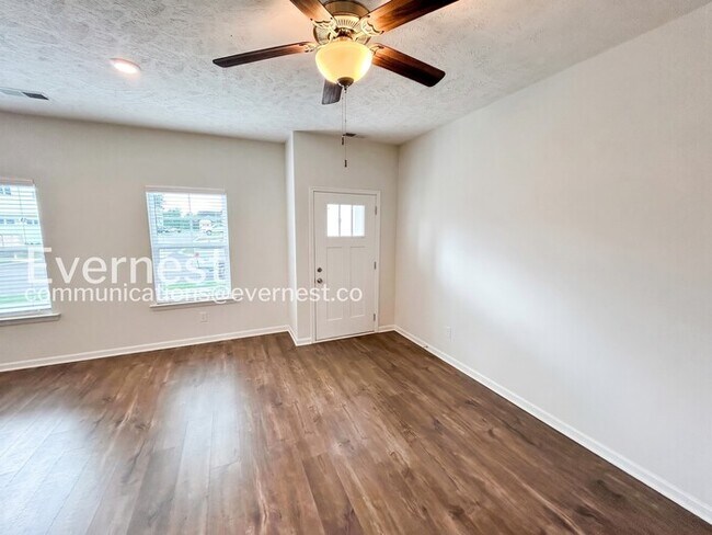Foto del edificio - 305 Raines Ct