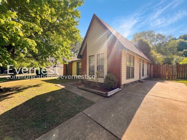Foto del edificio - 6420 Forestgate Rd