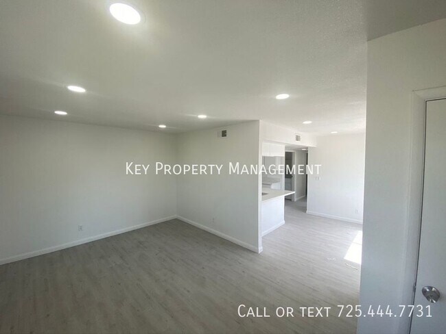 Building Photo - UPSTAIRS 2 BEDROOM & 1 BATH FOURPLEX UNIT ...