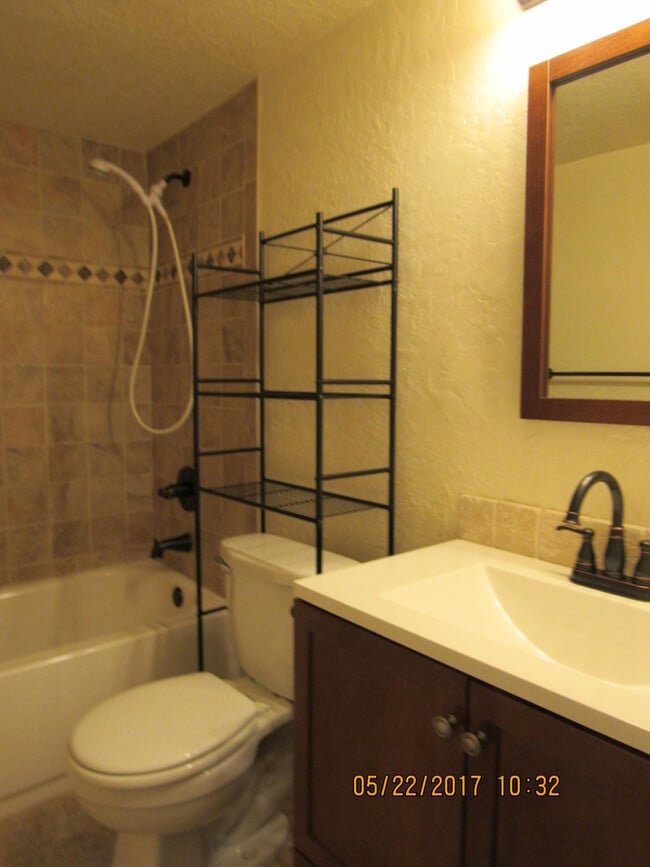 Building Photo - COUNTRY CLUB HEIGHTS AREA!!