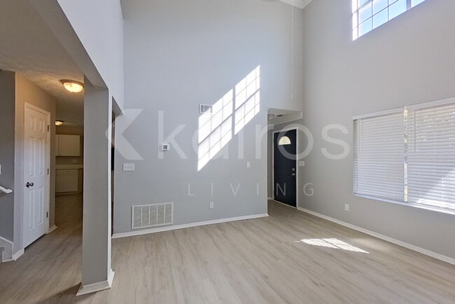 Building Photo - 3160 Creekwood Dr