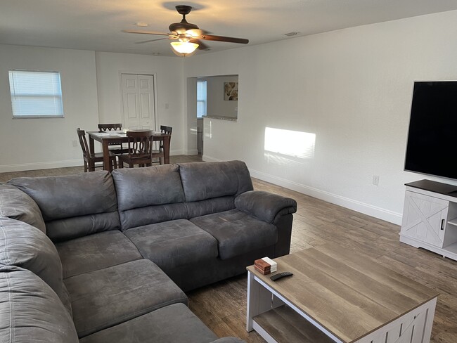 Foto del edificio - 3104 Swift St
