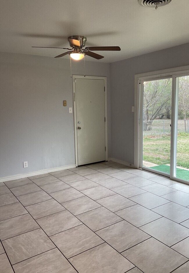 Foto del edificio - PRICE REDUCTION - AVAILABLE NOW!