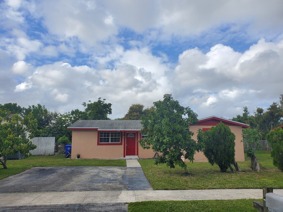 Foto principal - 7203 SW 4th St