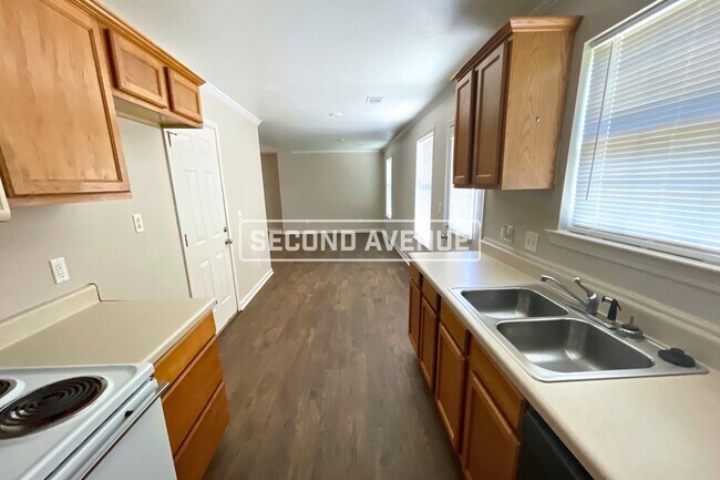 Building Photo - 110 Maplewood Dr