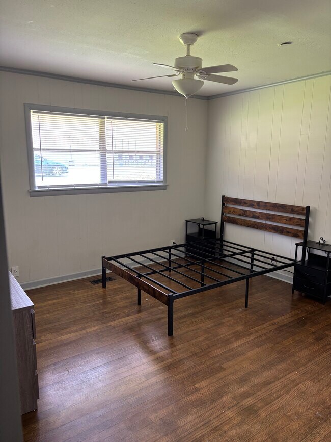 Habitación privada totalmente amueblada cerca de la Universidad Estatal de Mississippi. Cada habitación incluye una cama de tamaño completo. - 905 Louisville St