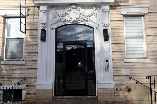 Building Photo - 14 Gouverneur St