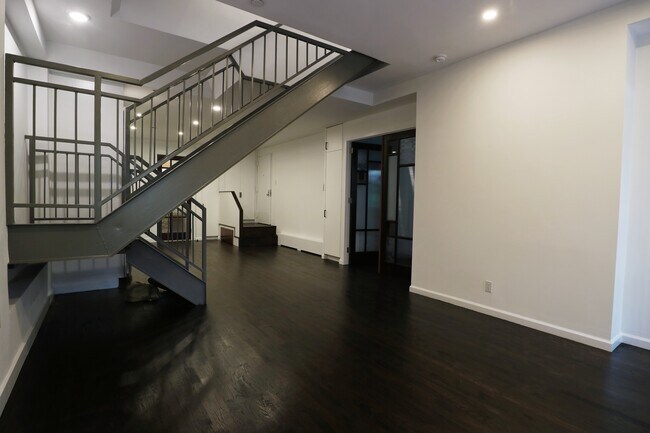 Building Photo - 179 Eagle St