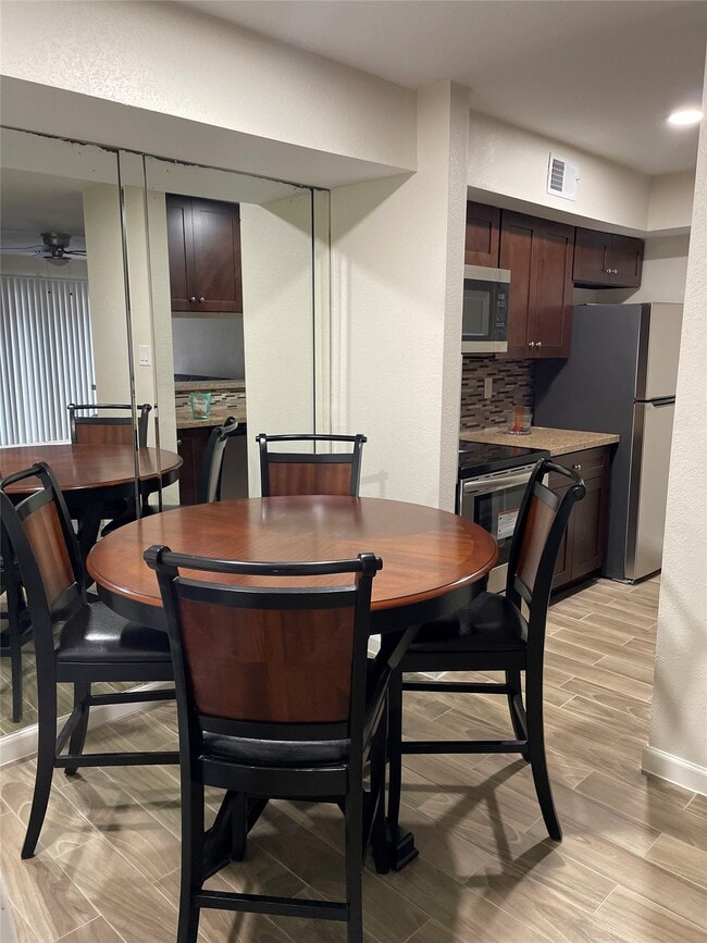 Foto del edificio - 9350 Country Creek St