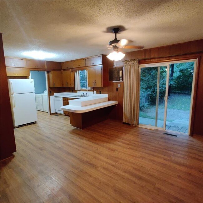 Foto del edificio - 1351 N Stephens Ave