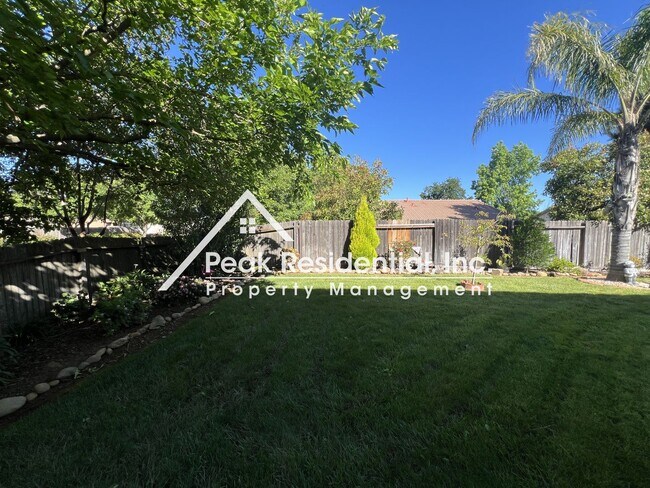 Building Photo - Very Nice 3bd/2.5ba Mather House with 2 Ca...