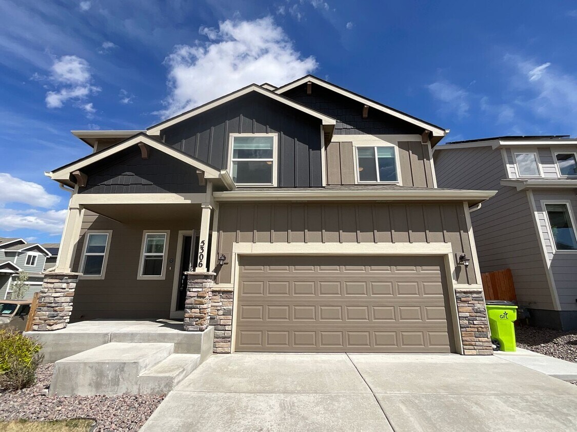 Foto principal - 4 Bedroom Home Available Near Galley Rd & ...