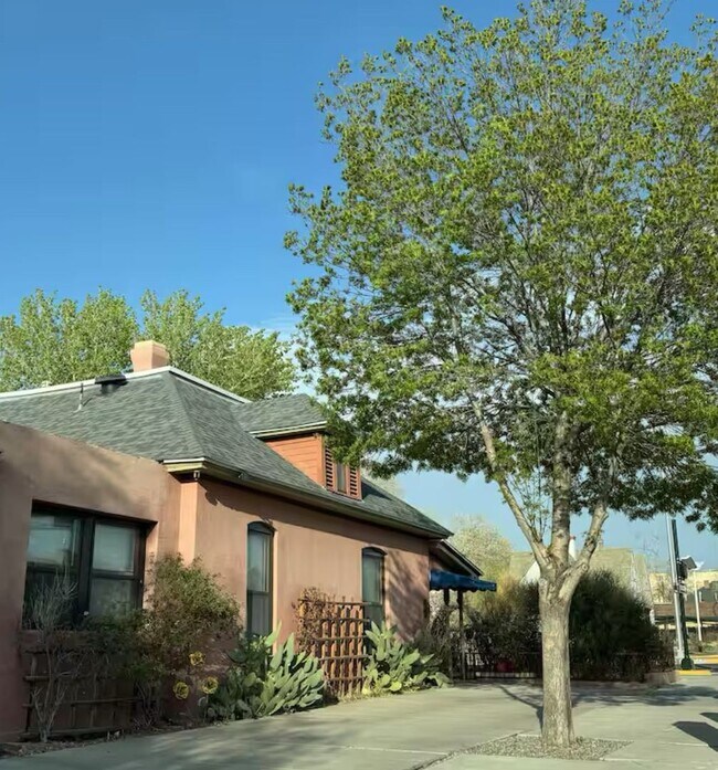 Foto del edificio - Historic Home 2 Bedroom +office 2 Baths, and Off street Parking