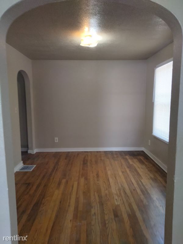 Building Photo - 3 br, 1.5 bath Townhome - 330 8th Ave E