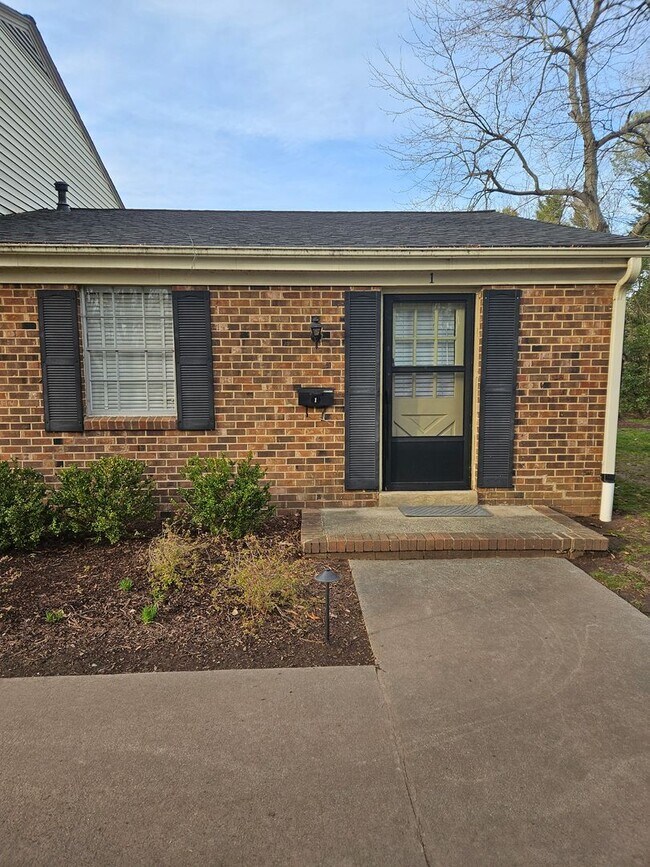 Foto del edificio - 1002 Willow Dr
