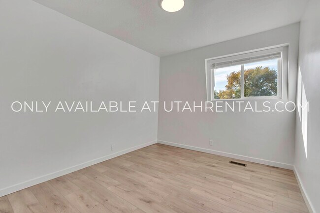 Building Photo - 680 N 400 W