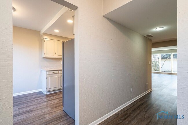 Building Photo - 4045 Hillandale Rd