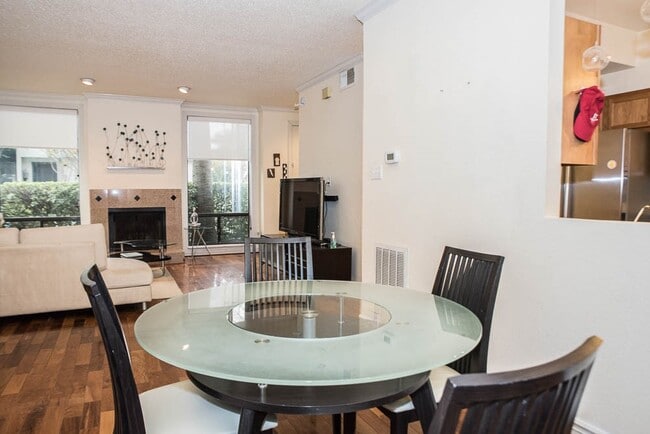 Building Photo - 1112 Bering Dr