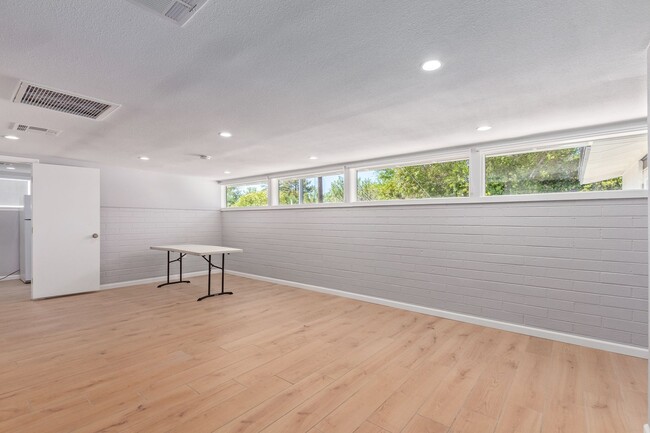 Building Photo - NEWLY RENOVATED 6 bedroom 4 bathroom home ...
