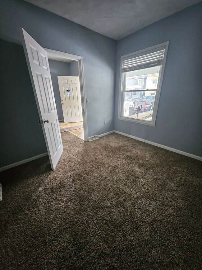 Foto del edificio - Lower 3 bedroom unit East Side