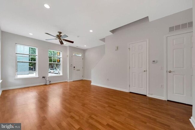 Building Photo - 1318 Bainbridge St
