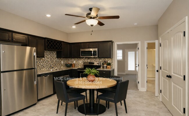 Foto del edificio - 3 Bedroom Luxury Townhome for rent in Lee's Summit
