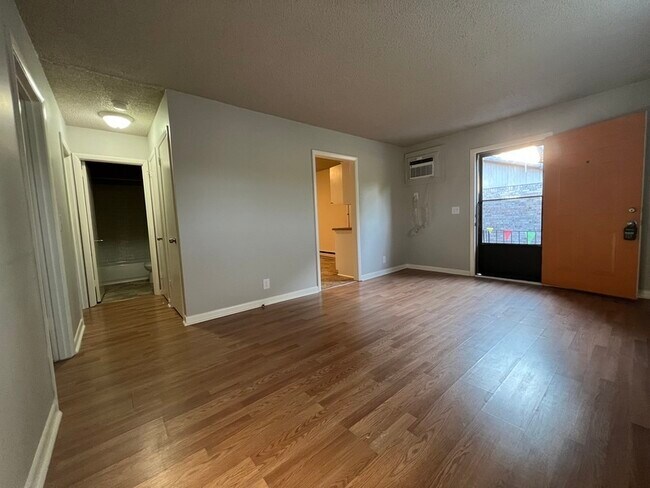 Building Photo - 212 Ewing Dr