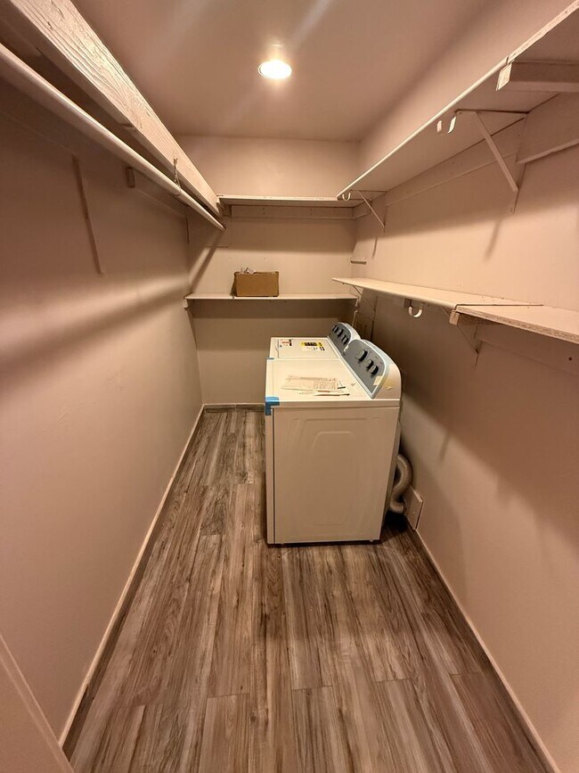 Building Photo - Available NOW! 4 bedroom 2 bathroom in Medical District