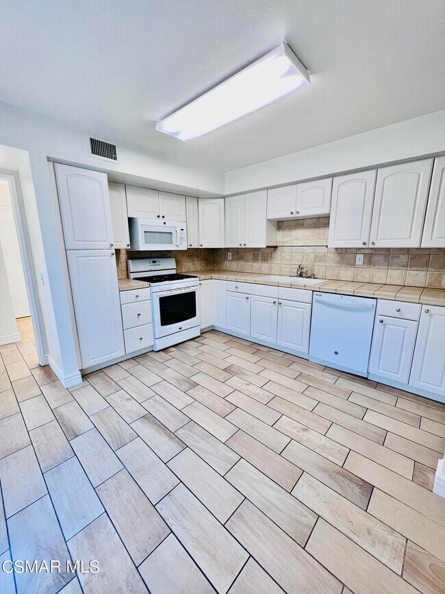 Building Photo - 937 Shadow Lake Dr