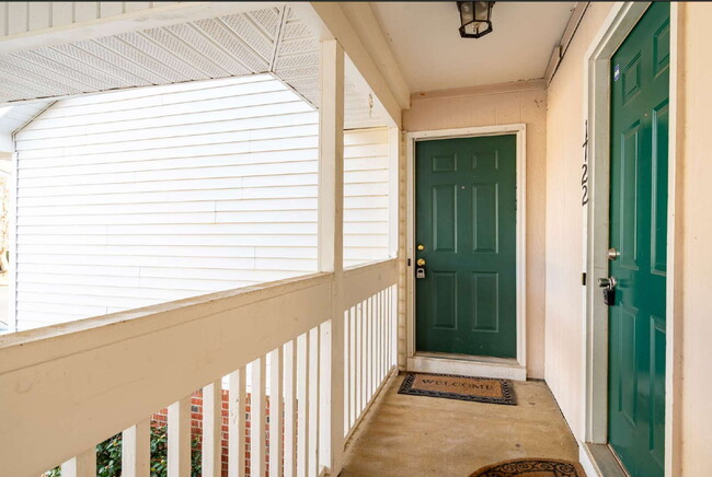 Building Photo - Lovely Cary Condo