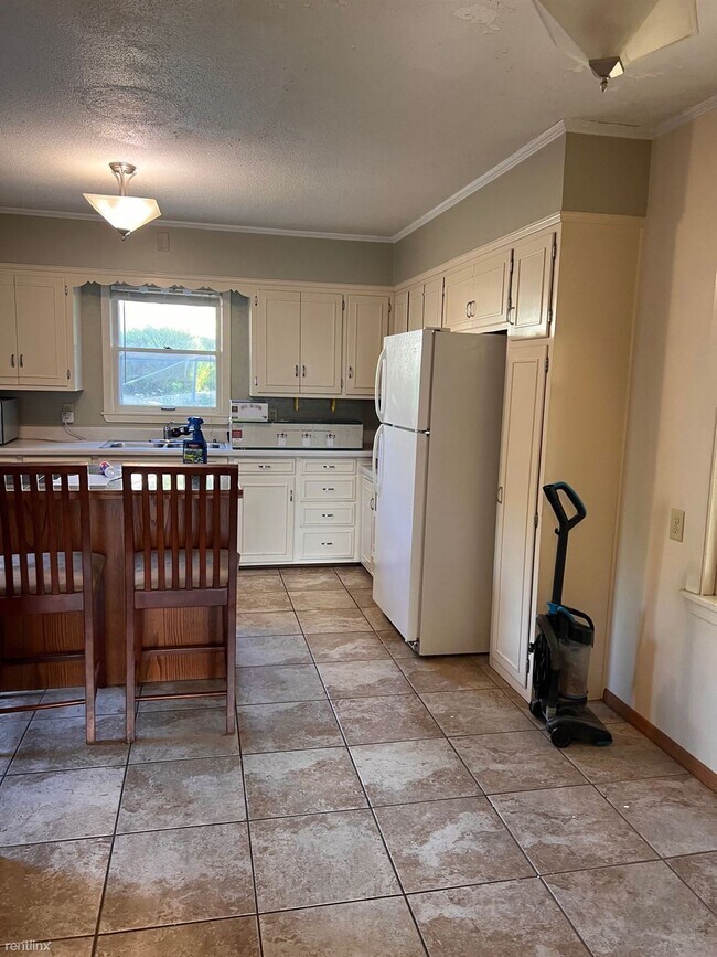 Building Photo - 3 br, 1.5 bath Triplex - 221 N 5th St 4 Be...