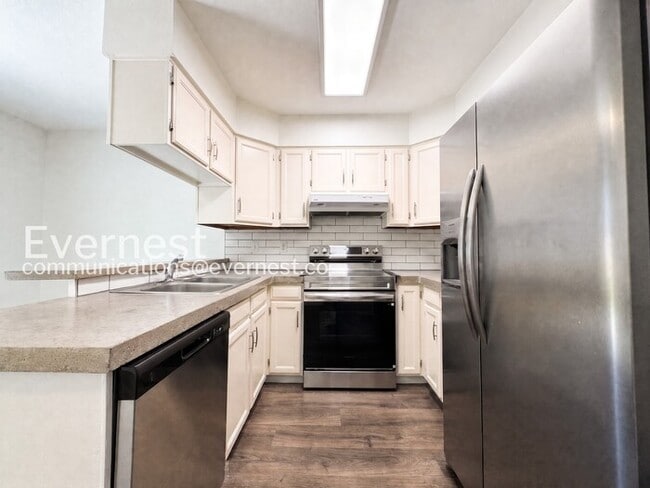 Photo - 3 Bed/2.5 Bath Townhome with Fenced Yard / Available Now!