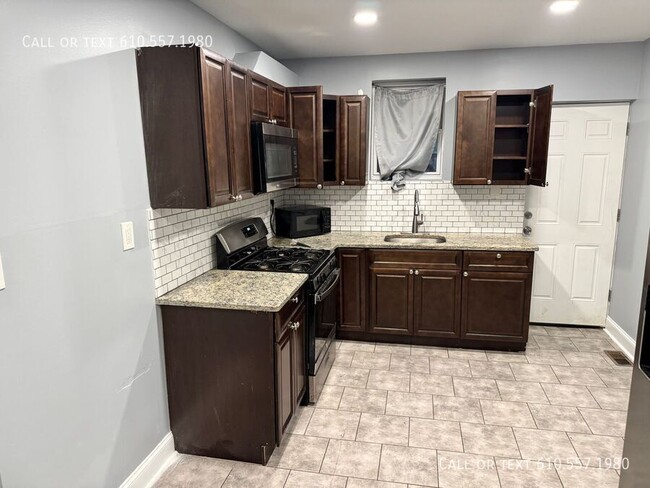 Building Photo - 3 Bedroom 1.5 Bathrooms Updated Home - Ava...