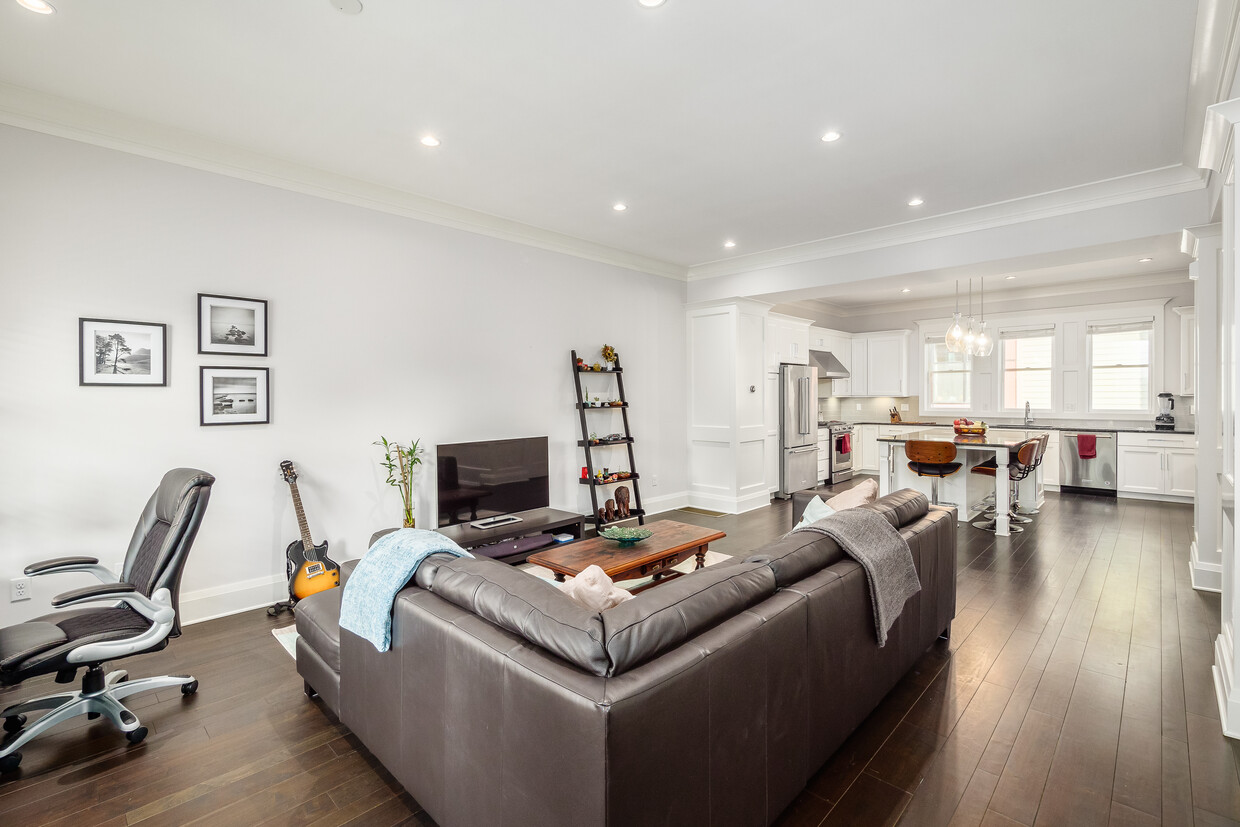 1st floor: Open plan living room and kitchen. 3D tour: https://my.matterport.com/show/?m=us81gYKsrYe - 120 W Starr Ave