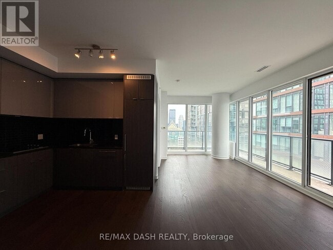 Photo du bâtiment - 115-4115 Blue Jays Way