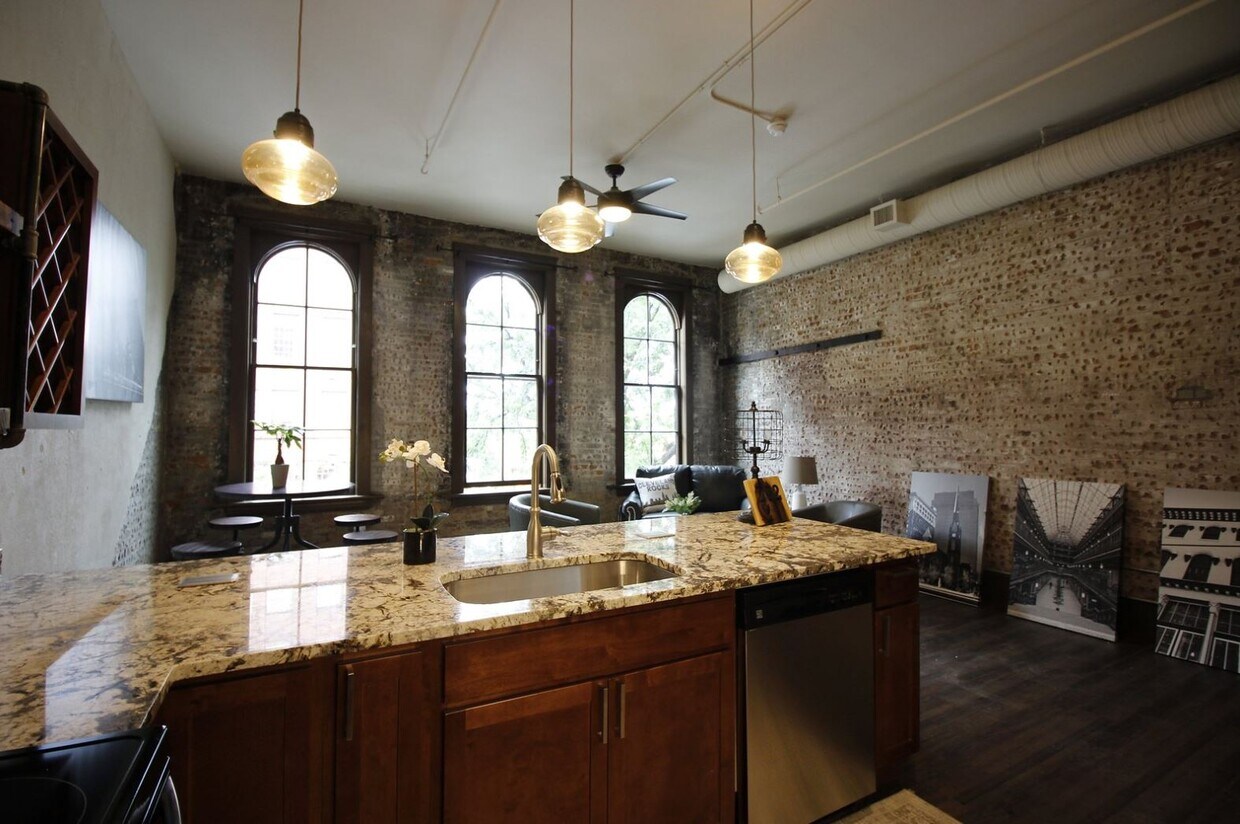 Primary Photo - 1275 W 9th St