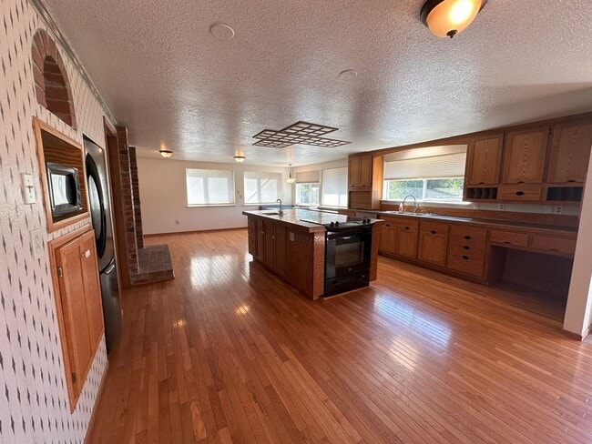 Building Photo - Oversized 3 bedroom, 2 bath