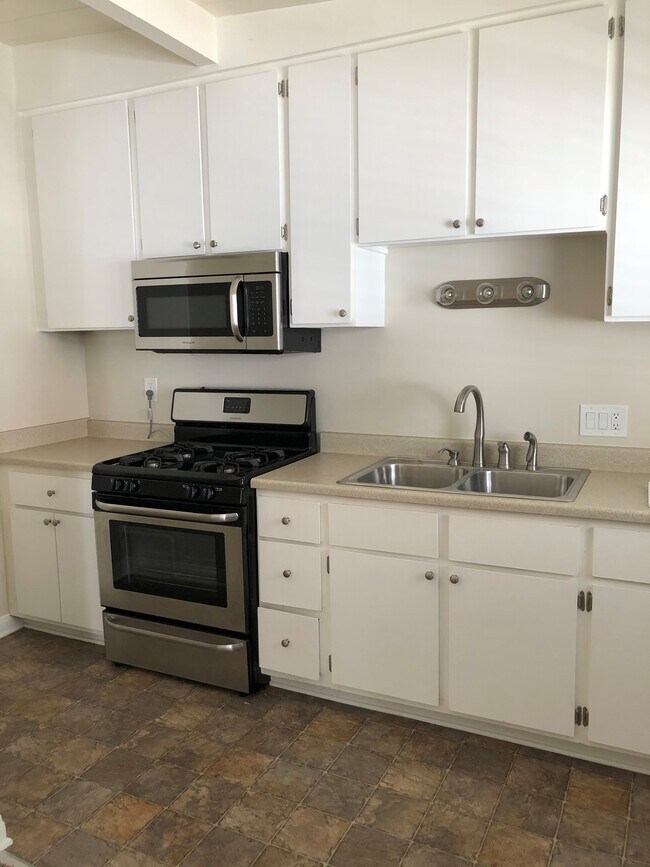 Kitchen - 230 W Verdugo Ave