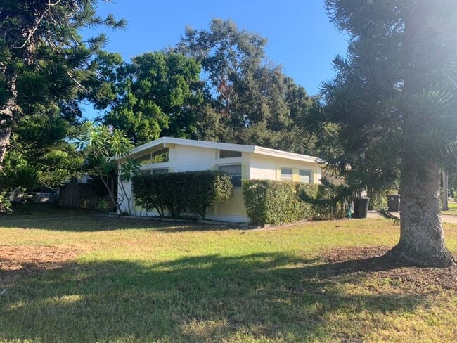 Building Photo - Light and Bright Two Bedroom Duplex in Gulfport
