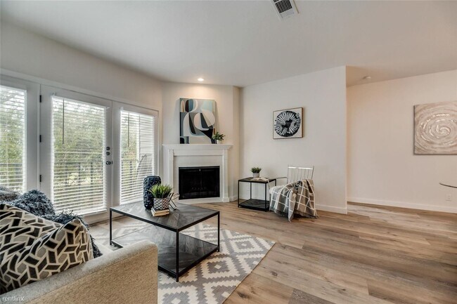 Building Photo - 2 br, 2 bath House - 4104 Cole Ave Apt 105