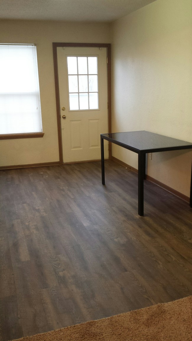 Building Photo - 711 Deerbrook Cir