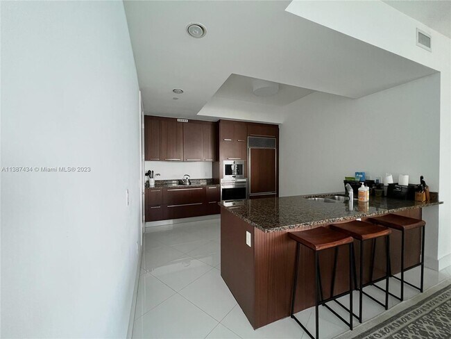 Foto del edificio - 15811 Collins Ave