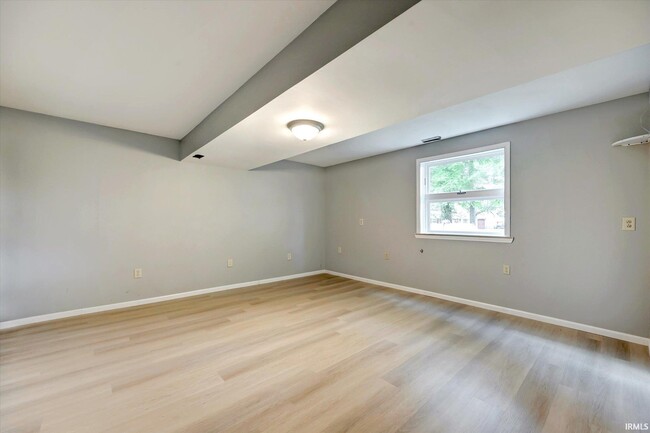 Building Photo - 4695 N State Rd 43