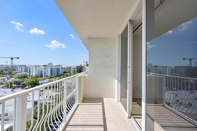 Foto del edificio - 10350 W Bay Harbor Dr