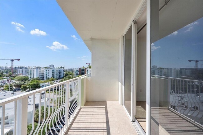 Building Photo - 10350 W Bay Harbor Dr