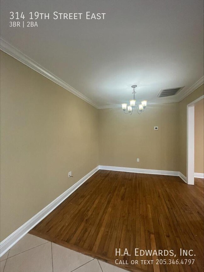 Building Photo - 314 19th St E