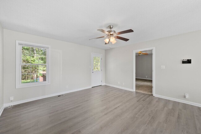 Foto del edificio - Cozy Charm Meets Modern Touches in Oak Grove